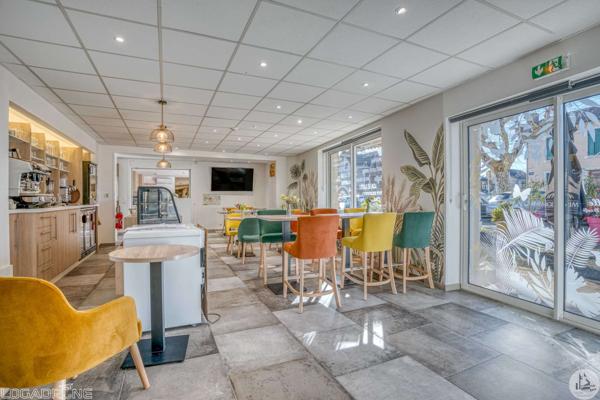 Immeuble en pierres en village