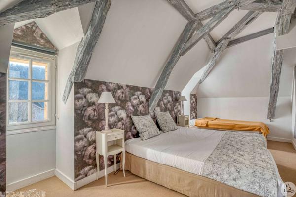 Immeuble en pierres en village