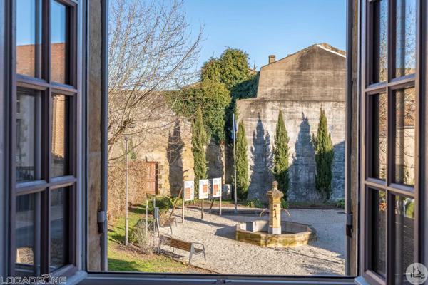 Immeuble en pierres en village