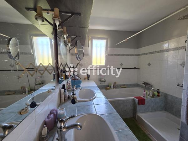 Maison
         6 pièces
        - 136 m² Bien prestige 740 000 € *