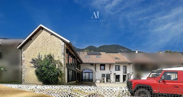Maison de village intégralement rénovée de 241 m² avec 5 chambres, jardin et atelier à Collonges