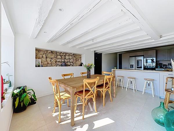 Maison de village intégralement rénovée de 241 m² avec 5 chambres, jardin et atelier à Collonges