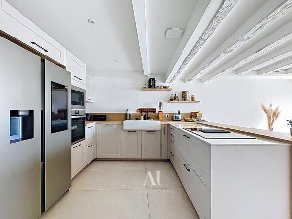 Maison de village intégralement rénovée de 241 m² avec 5 chambres, jardin et atelier à Collonges