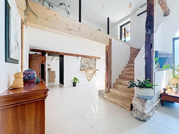 Maison de village intégralement rénovée de 241 m² avec 5 chambres, jardin et atelier à Collonges