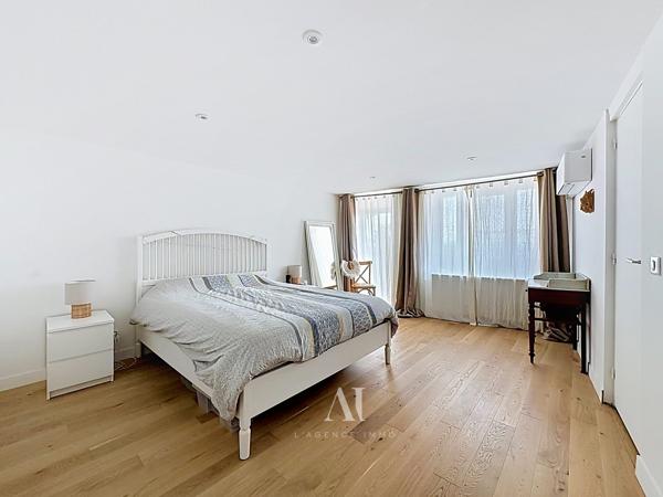 Maison de village intégralement rénovée de 241 m² avec 5 chambres, jardin et atelier à Collonges