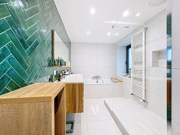Maison de village intégralement rénovée de 241 m² avec 5 chambres, jardin et atelier à Collonges