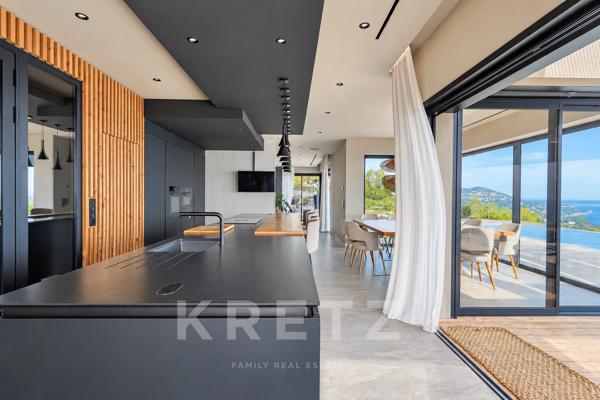 Carqueiranne, villa contemporaine 2021 de 290 m², vue mer panoramique, piscine, 5 suites