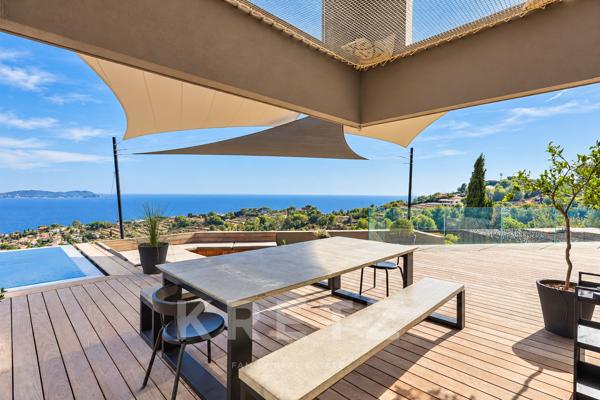 Carqueiranne, villa contemporaine 2021 de 290 m², vue mer panoramique, piscine, 5 suites