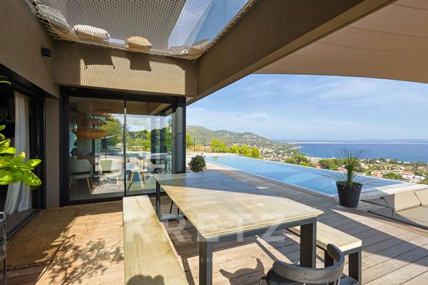 Carqueiranne, villa contemporaine 2021 de 290 m², vue mer panoramique, piscine, 5 suites