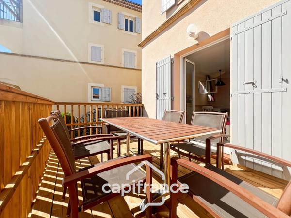 DOMAINE DE PONT ROYAL, maison de 45 m2, élevée d'un étage, 2 vraies chambres, mitoyenne d'un seul côté, piscine privative, emplacement pour véhicule