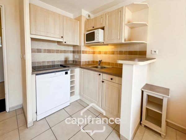 DOMAINE DE PONT ROYAL, maison de 45 m2, élevée d'un étage, 2 vraies chambres, mitoyenne d'un seul côté, piscine privative, emplacement pour véhicule