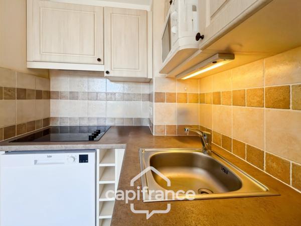 DOMAINE DE PONT ROYAL, maison de 45 m2, élevée d'un étage, 2 vraies chambres, mitoyenne d'un seul côté, piscine privative, emplacement pour véhicule