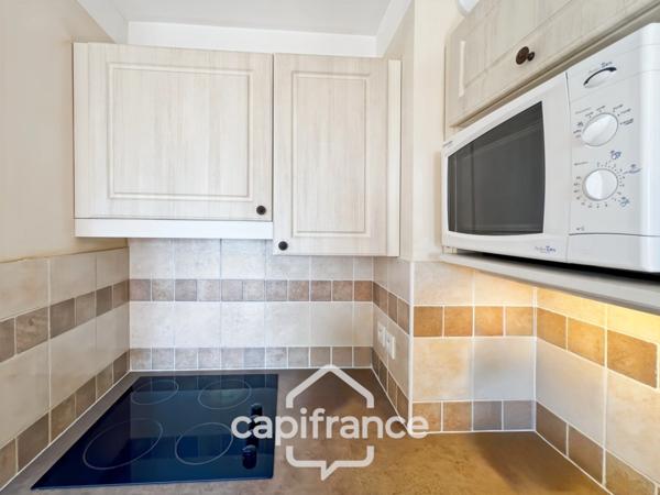 DOMAINE DE PONT ROYAL, maison de 45 m2, élevée d'un étage, 2 vraies chambres, mitoyenne d'un seul côté, piscine privative, emplacement pour véhicule