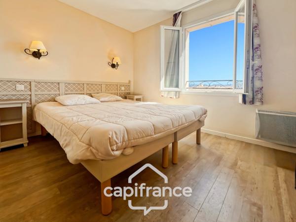 DOMAINE DE PONT ROYAL, maison de 45 m2, élevée d'un étage, 2 vraies chambres, mitoyenne d'un seul côté, piscine privative, emplacement pour véhicule