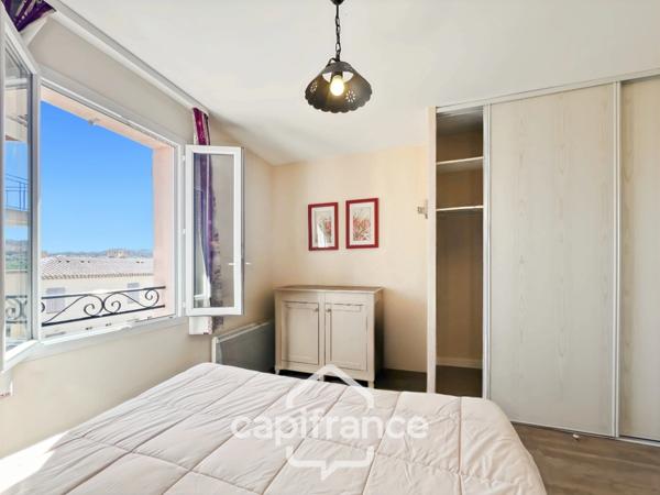 DOMAINE DE PONT ROYAL, maison de 45 m2, élevée d'un étage, 2 vraies chambres, mitoyenne d'un seul côté, piscine privative, emplacement pour véhicule