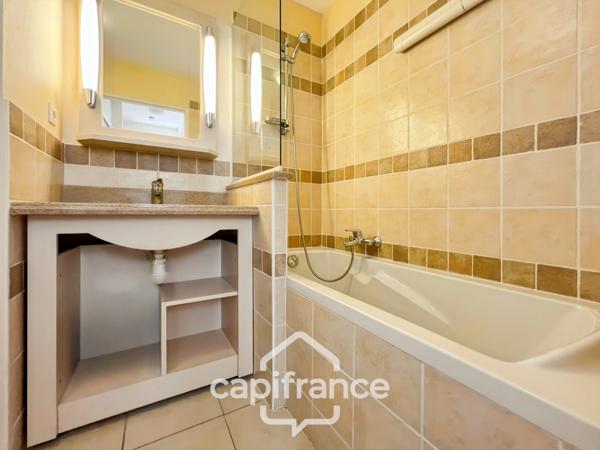 DOMAINE DE PONT ROYAL, maison de 45 m2, élevée d'un étage, 2 vraies chambres, mitoyenne d'un seul côté, piscine privative, emplacement pour véhicule