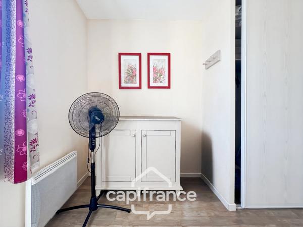 DOMAINE DE PONT ROYAL, maison de 45 m2, élevée d'un étage, 2 vraies chambres, mitoyenne d'un seul côté, piscine privative, emplacement pour véhicule