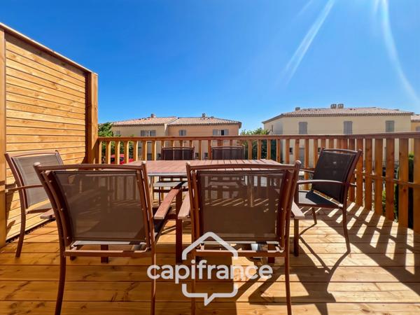 DOMAINE DE PONT ROYAL, maison de 45 m2, élevée d'un étage, 2 vraies chambres, mitoyenne d'un seul côté, piscine privative, emplacement pour véhicule