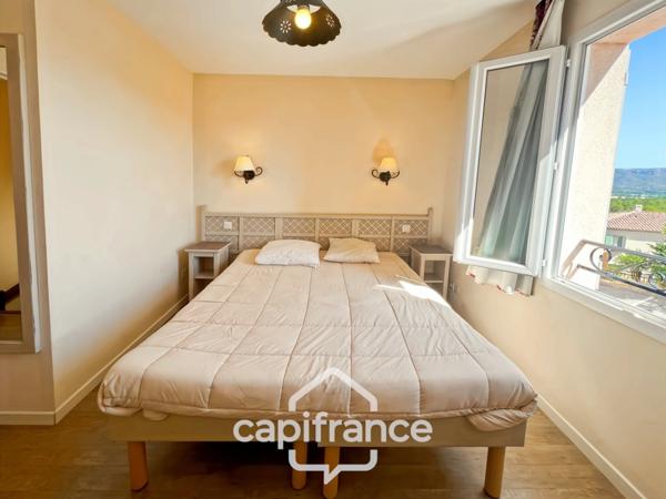 DOMAINE DE PONT ROYAL, maison de 45 m2, élevée d'un étage, 2 vraies chambres, mitoyenne d'un seul côté, piscine privative, emplacement pour véhicule