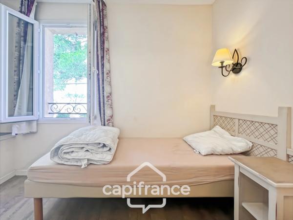 DOMAINE DE PONT ROYAL, maison de 45 m2, élevée d'un étage, 2 vraies chambres, mitoyenne d'un seul côté, piscine privative, emplacement pour véhicule