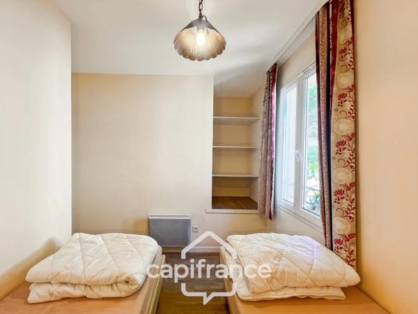 DOMAINE DE PONT ROYAL, maison de 45 m2, élevée d'un étage, 2 vraies chambres, mitoyenne d'un seul côté, piscine privative, emplacement pour véhicule