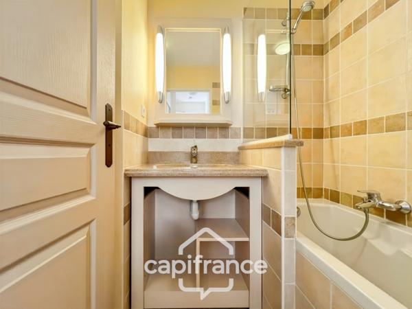 DOMAINE DE PONT ROYAL, maison de 45 m2, élevée d'un étage, 2 vraies chambres, mitoyenne d'un seul côté, piscine privative, emplacement pour véhicule