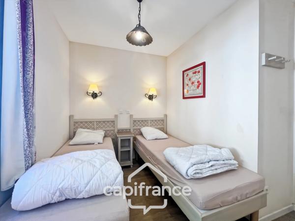 DOMAINE DE PONT ROYAL, maison de 45 m2, élevée d'un étage, 2 vraies chambres, mitoyenne d'un seul côté, piscine privative, emplacement pour véhicule