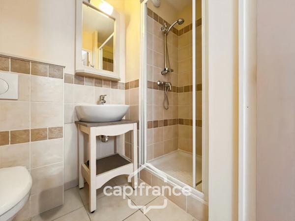 DOMAINE DE PONT ROYAL, maison de 45 m2, élevée d'un étage, 2 vraies chambres, mitoyenne d'un seul côté, piscine privative, emplacement pour véhicule