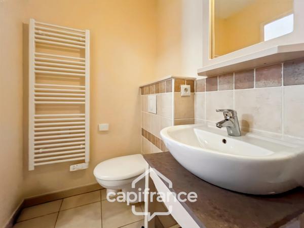 DOMAINE DE PONT ROYAL, maison de 45 m2, élevée d'un étage, 2 vraies chambres, mitoyenne d'un seul côté, piscine privative, emplacement pour véhicule