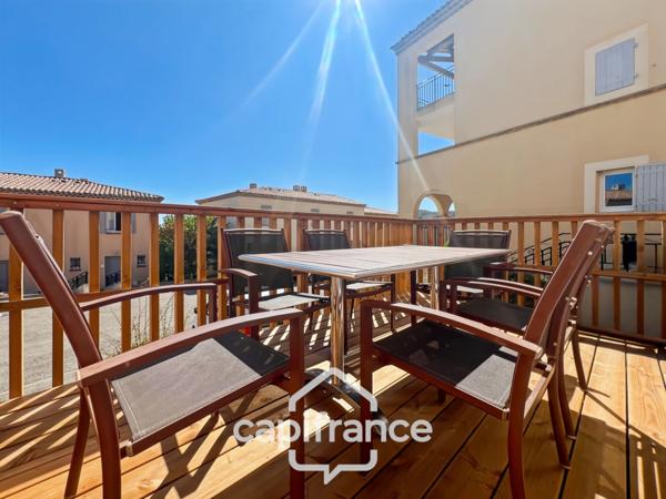 DOMAINE DE PONT ROYAL, maison de 45 m2, élevée d'un étage, 2 vraies chambres, mitoyenne d'un seul côté, piscine privative, emplacement pour véhicule