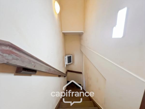 DOMAINE DE PONT ROYAL, maison de 45 m2, élevée d'un étage, 2 vraies chambres, mitoyenne d'un seul côté, piscine privative, emplacement pour véhicule