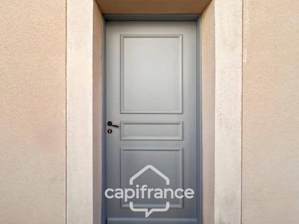 DOMAINE DE PONT ROYAL, maison de 45 m2, élevée d'un étage, 2 vraies chambres, mitoyenne d'un seul côté, piscine privative, emplacement pour véhicule