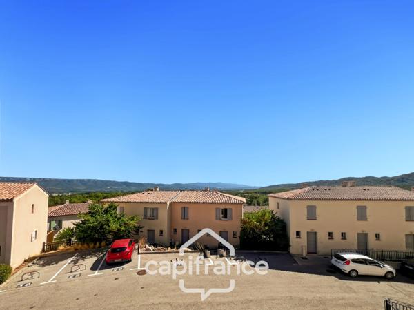 DOMAINE DE PONT ROYAL, maison de 45 m2, élevée d'un étage, 2 vraies chambres, mitoyenne d'un seul côté, piscine privative, emplacement pour véhicule