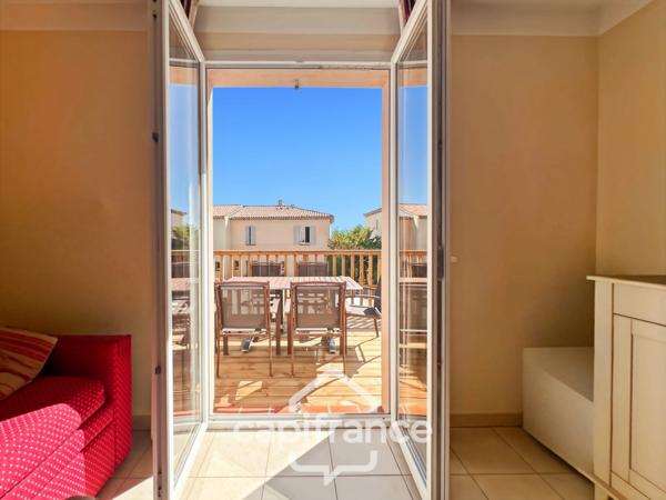 DOMAINE DE PONT ROYAL, maison de 45 m2, élevée d'un étage, 2 vraies chambres, mitoyenne d'un seul côté, piscine privative, emplacement pour véhicule