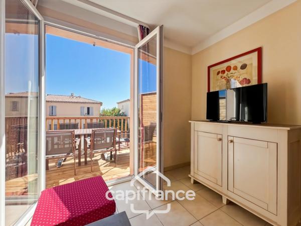 DOMAINE DE PONT ROYAL, maison de 45 m2, élevée d'un étage, 2 vraies chambres, mitoyenne d'un seul côté, piscine privative, emplacement pour véhicule