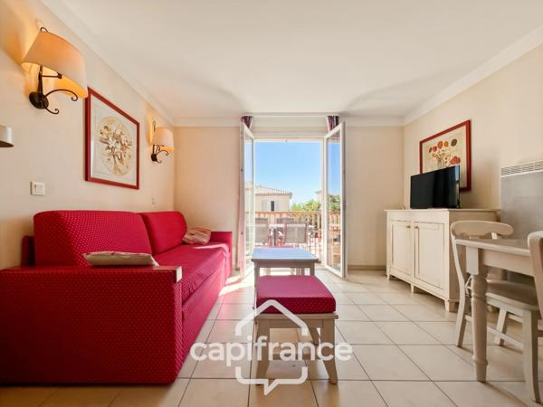 DOMAINE DE PONT ROYAL, maison de 45 m2, élevée d'un étage, 2 vraies chambres, mitoyenne d'un seul côté, piscine privative, emplacement pour véhicule