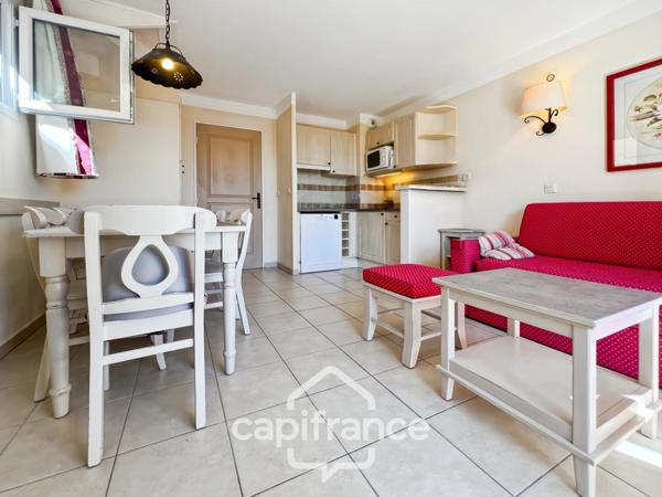 DOMAINE DE PONT ROYAL, maison de 45 m2, élevée d'un étage, 2 vraies chambres, mitoyenne d'un seul côté, piscine privative, emplacement pour véhicule