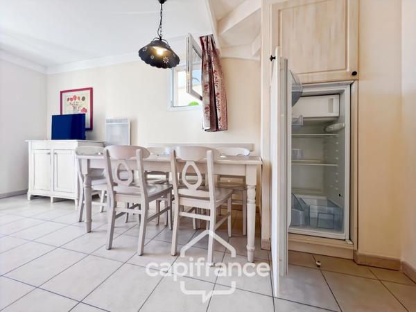 DOMAINE DE PONT ROYAL, maison de 45 m2, élevée d'un étage, 2 vraies chambres, mitoyenne d'un seul côté, piscine privative, emplacement pour véhicule