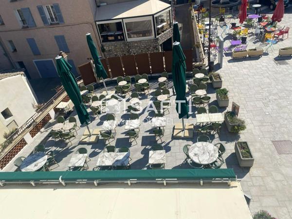 LICENCE IV - RESTAURANT/BAR SUR PLACE DE VILLAGE