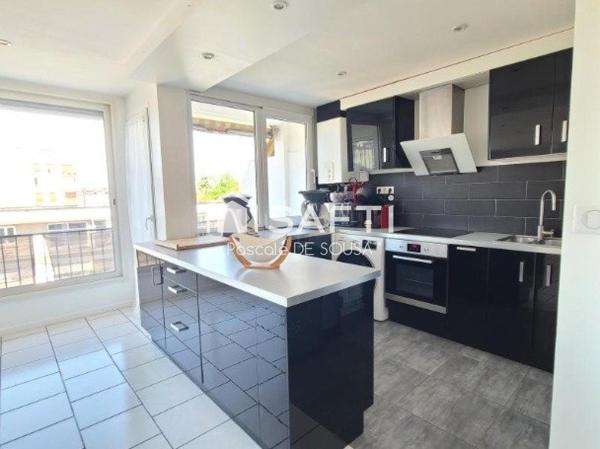 4 pièces en DERNIER ETAGE, très bon état, lumineux