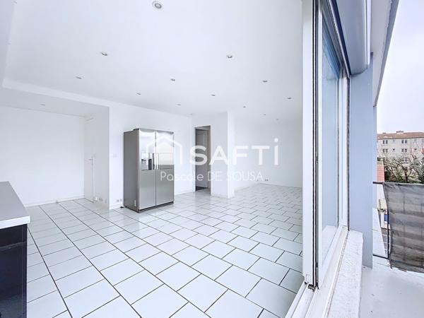 4 pièces en DERNIER ETAGE, très bon état, lumineux