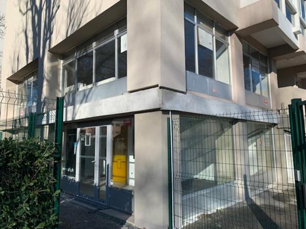 Bureaux commerciaux à louer à Avignon sur deux niveaux proche tram et centre ville