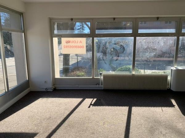 Bureaux commerciaux à louer à Avignon sur deux niveaux proche tram et centre ville