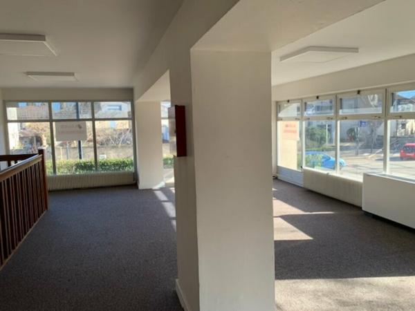 Bureaux commerciaux à louer à Avignon sur deux niveaux proche tram et centre ville