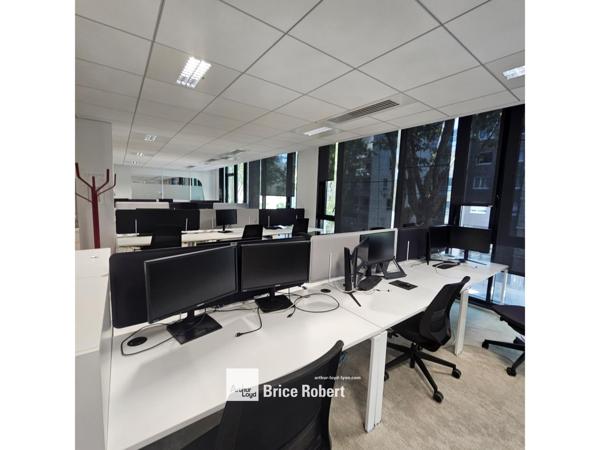 Location bureaux à Villeurbanne cour intérieure arborée et parkings sous-sol