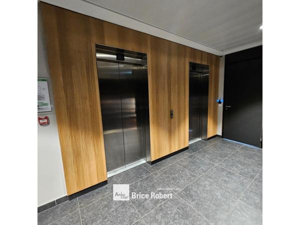 Location bureaux à Villeurbanne cour intérieure arborée et parkings sous-sol
