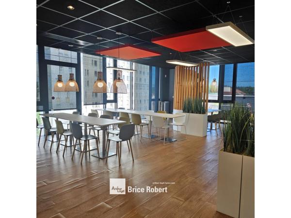 Location bureaux à Villeurbanne cour intérieure arborée et parkings sous-sol