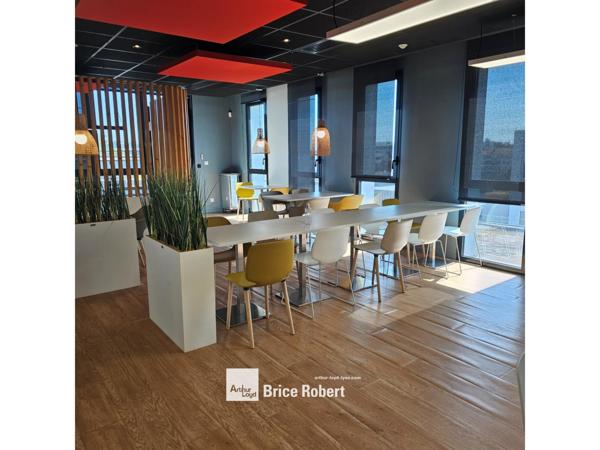 Location bureaux à Villeurbanne cour intérieure arborée et parkings sous-sol