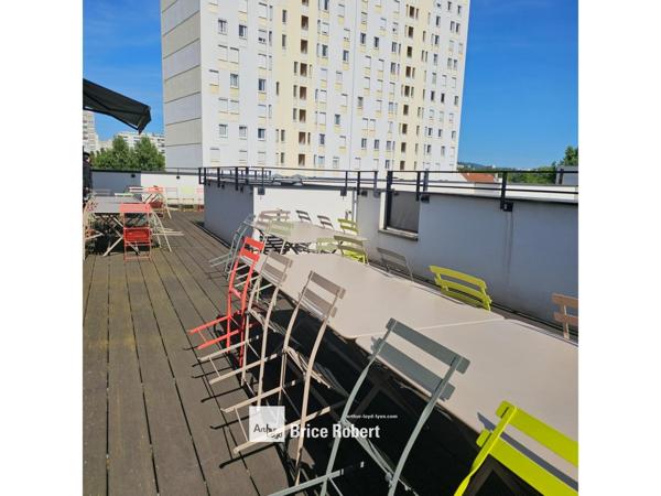 Location bureaux à Villeurbanne cour intérieure arborée et parkings sous-sol