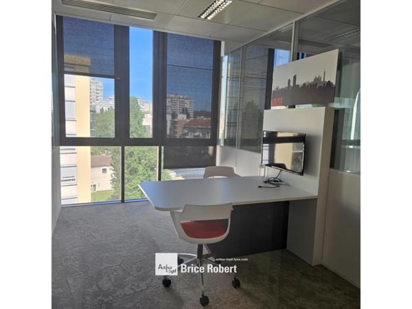 Location bureaux à Villeurbanne cour intérieure arborée et parkings sous-sol
